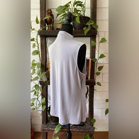 Tahari: Chic Sleeveless Gray Sleeveless Blouse - Picture 12 of 17